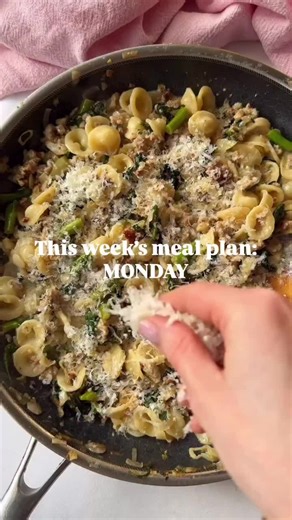 If you’re anything like me, the hardest part of cooking supper is the deciding what to cook. The cooking is the easy part… but the deciding, well the deciding can be exhausting. So here are some easy supper ideas that you can easily cook after a long day. Quick and easy suppers that work on regular weeknights and that save time and stress Here’s what’s on the menu: Sausage, Fennel and Tenderstem Broccoli Pasta Tomato Roasted Cod with Herby Garlic Butter Drizzle Golden Turmeric Coconut Chicken No