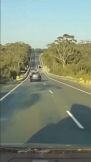 Ute Towing Boat LOSES CONTROL – Dash Cam Crash 🚨