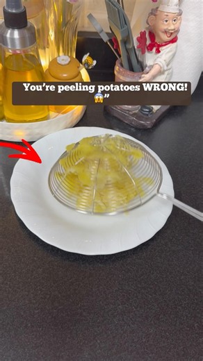 10 Sec Potato Peeling Hack 😳 Kitchen Hack You Didn’t Know You Needed 🥔 #hack