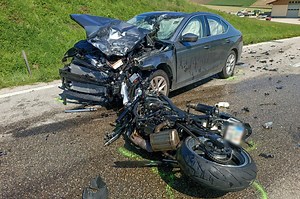 Überholmanöver trotz Gegenverkehr: Toter und Schwerverletzte bei Motorradunfall in St. Marien