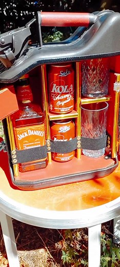 Mini-bar dans Jerrican 10 litres pour 1 bouteille 70cl, 2 verres, 2 canettes #artisanat #homemade #alcoo #bar #jackdaniels #faitmaison