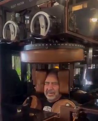 "Cuello"Por esta particular máquina para ejercitar el cuello: lo rota un ángulo de 84 grados, haciendo trabajar músculos que usualmente no se trabajan.