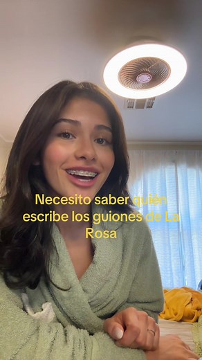 ¿Quién escribe los guiones de La Rosa de Guadalupe?