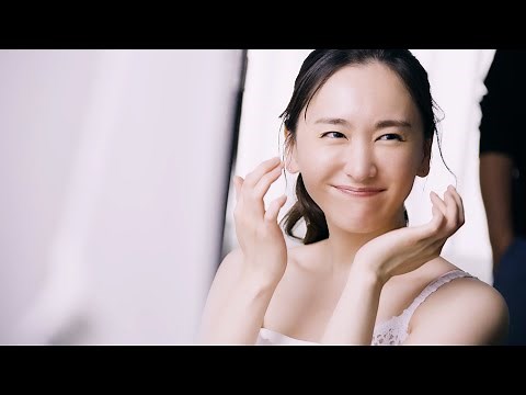 新垣結衣、キャミ姿で美デコルテ披露＆にっこり！ 『薬用雪肌精』新TVCM「ゆきわたれ 美白力」篇