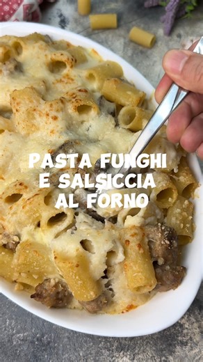 Pasta funghi e salsiccia al forno, primo piatto cremoso, saporito e perfetto per tutta la famiglia. Si prepara in poche mosse e ha una gratinatura irresistibile. Ingredienti pasta corta 380 g salsiccia 400 g funghi Portobello 400 g 1 spicchio d’aglio vino bianco 80 ml olio evo 2 cucchiai sale q.b. pepe q.b. besciamella 450 g parmigiano grattugiato 80 g provola 250 g Procedimento In una padella scalda l’olio con l’aglio, aggiungi la salsiccia sbriciolata e falla rosolare. Sfuma con il vino bianco