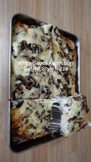 Detroit Style Pizza with half the calories and 30g protein per slice 🍕🍄‍🟫