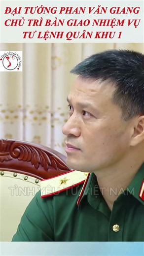 General Phan Van Giang chairs the Military Region 1 Commander handover ceremony.