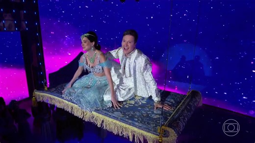 Aladdin e Jasmine no palco do #Domingao! Rodrigo Faro levou ninguém menos que sua esposa, Vera Viel, para essa apresentação emocionante de "Um Mundo Ideal" na #BatalhaDoLipSync. Os dois fantasiados e em cima do tapete mágico é nossa nova meta de relacionamento! Casalzão! 💖 (📹: @tvglobo) | Hugo Gloss