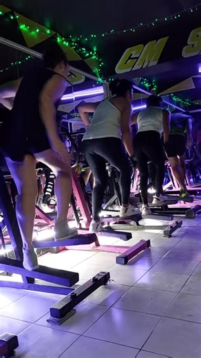 🚨 ¡HOY TOCA ESCALADORA! 🚨 ¿Quieres piernas más fuertes, más resistencia y quemar calorías al máximo? Entonces esta clase es para ti 💥 🕣 8:30 AM 🕕 6:00 PM No es solo subir… Es superarte en cada paso 🔥 📍CM-SPORT #CMsport #escaladora #Actívate #CmSport #somoslaesenciadelaexelencia