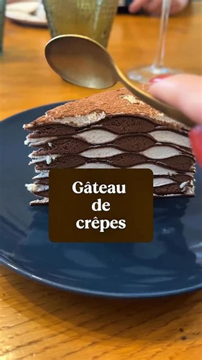 Mélanie - Pastry Chef on Instagram: "Vive la chandeleur ! Mais pour faire original avec des crêpes, testez ce super gâteaux de crêpes version vanille chocolat mais vous pouvez aussi adapter à vos goûts : pistache, fruits rouges, mangue…. 📜 Crêpes chocolat (vous en aurez en rab’ pour le petit dej ou lendemain) 250g farine 1 càc sel 80g sucre 40g cacao amer 8 oeufs 600ml de lait 80g d’huile type iso4 ou tournesol Mixer le tout et laisser reposer 1h. Cuire les crêpes (une douzaine de belles pour l