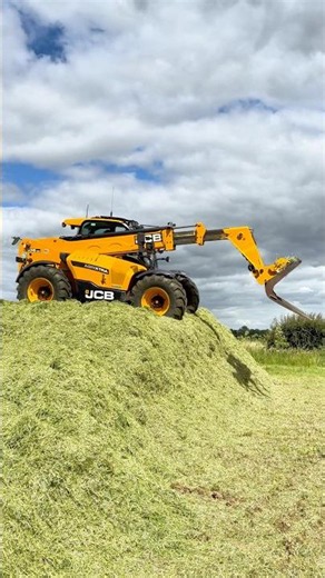 JCB telehandler working on the clamp