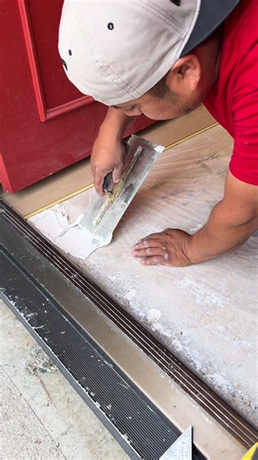 Cómo aplicar pegamento en la puerta principal para instalación de piso