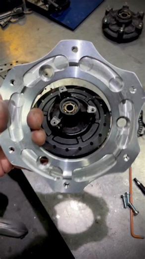 12K views · 1.4K reactions | リアホイール周りの製作。YAMAHAのハブにファンテックのディスク、ABSセンサープレート、キャリパー、スプロケを組み合わせ、ファンテックのスイングアームに取り付ける作業。設計で頭こんがらがります。 | Shiro Nakajima | Facebook