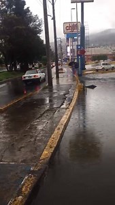 #QuadratínVial La lluvia de este domingo provocó que el agua de las coladeras ubicadas en las afueras de Plaza Escala de Morelia, se desborde. 📹: Melissa Segnini/Quadratín | Quadratín Michoacán