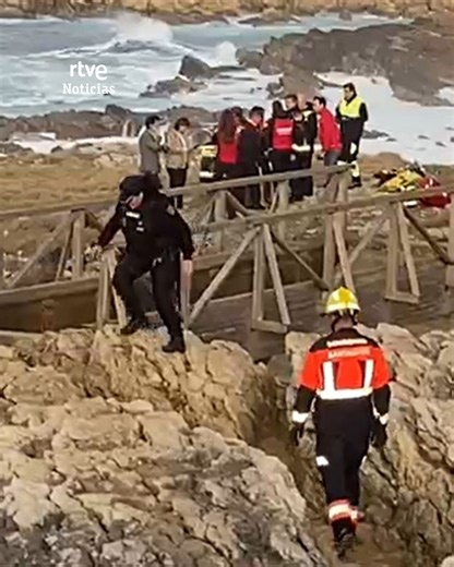 🔸Al menos cuatro personas han muerto al derrumbarse una pasarela en la playa de El Bocal en Santander. Formaban parte de un grupo de chicas jóvenes que paseaban por la zona. Los servicios de Emergencia buscan además a dos desaparecidas. Una persona ha podido ser rescatada y ha sido trasladada al hospital con hipotermia, según ha informado desde la zona la alcaldesa de Santander, Gema Igual. ▶️ Más información en rtve.es/noticias #españa #santander #Noticias | RTVE Noticias