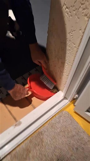 ✅️ Connaissez vous les risques avec le Crapaud 🐸 ? ⚠️ C'est un Danger Mortel pour les Chiens de petites tailles Le prendre à main nue n'est pas envisageable non plus vu les risques pour l'humain aussi Je vous joint un copier coller de SantéVet 👇 🐸 Crapaud et chien : quels sont les risques d'empoisonnement ? Plusieurs dizaines de cas d’intoxication de chiens par des crapauds sont rapportés chaque année. Ce batracien présent dans les jardins et dans la nature constitue une véritable menace pour