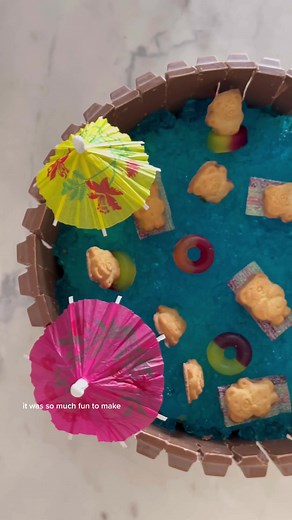 Pool Party Cake Ideas Featuring Jelly Decorations