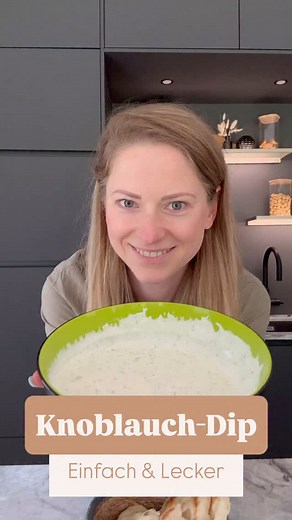 🧄 Knoblauch-Joghurt-Dip - Rezept zum Speichern! Heute teile ich mit euch ein super einfaches & schnelles Rezept für einen cremigen Knoblauch-Joghurt-Dip. Perfekt zu Pfannenbrot, gegrilltem Fleisch oder frischem Gemüse 🥕🥒 – schmeckt einfach immer! Probiert ihn unbedingt aus & schreibt mir, wie er euch geschmeckt hat! 💬 ⸻ Zutaten 👇 160 g griechischer Joghurt 80 g Mayonnaise 1–2 Knoblauchzehen 2 EL TK-Petersilie 1 TL Zitronensaft Salz, Pfeffer ⸻ Zubereitung 👇 1. Joghurt, Mayonnaise, gepresste