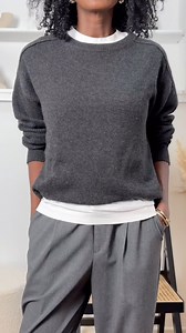 Maricélia | Timeless Style for Elegant Women on Instagram: "✨ Style-Tipp: Verwandle deinen Look im Handumdrehen! ✨ Einfach den Pulli um das Gummiband befestigen, damit das T-Shirt darunter perfekt zur Geltung kommt. So einfach und so stylish! . . . . . . . . . . . Mode, Stil, Outfit, Pullover , Eleganz, Hose, Styletip, Chic, Style Hack , Komfort, Fashion, Inspiration, Munich, Hack, Style Hack, Kaschmire. #OutfitIdeas #Fashionista #StyleInspo #WardrobeEssentials #FashionTrends #FashionHack #OOTD