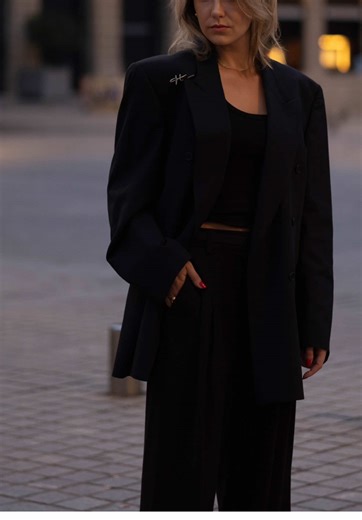 THE SIGNATURE BLAZER #oversizedblazer #crossingstreet #lagarde