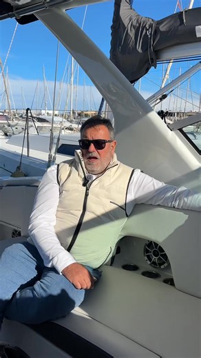 Fünf Minuten heute.⁣ ⁣ Stunden der Ruhe morgen. 🌊⁣ ⁣ Francesc beantwortet eine Frage, die viele Eigentümer haben – aber nur wenige wirklich umsetzen. 🛥️⁣ ⁣ ⁣ #Crownline #Boote #Luxusboote #Bootsleben ⁣ | Crownline Spain