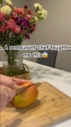 Fast and easy way to serve mango 🥭#mango #kitchentips #foodhacks #lifehacks