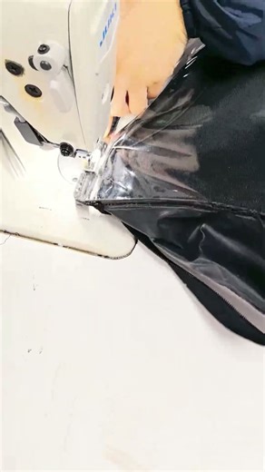 The bag flap is sewn with a zipper. #bag #factory #sewing