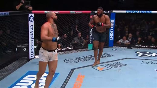 😂🖕 Josh Hokit kept flipping off Curtis Blaydes in the middle of the fight.And then they started a crazy exchange #UFC327