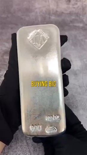 A 100oz bar looks strong. But early on, it limits you. You can’t sell part of it. Spreads widen at higher prices. Liquidity matters more in the beginning. Start with coins and rounds. Build flexibility first. After 75–100 ounces total, then weight starts to make sense. Layers first. Bulk later. Why pay dealer premiums for the same metal? Stack peer-to-peer on PeerMetals: https://peermetals.link/9OfdsRM #Silver #SilverStacking | PeerMetals
