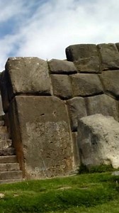 SACSAYHUAMAN... La Fortaleza de Sacsayhuamán es una estructura arquitectónica inca ubicada en Cusco, Perú. Su construcción se remonta al siglo XV y es considerada una de las obras más impresionantes de la arquitectura inca. La construcción de Sacsayhuamán se inició durante el reinado del emperador inca Pachacuti (1438-1472). El diseño y la planificación de la fortaleza se atribuyen a los arquitectos y ingenieros incas, quienes utilizaron técnicas avanzadas para su época. La fortaleza se construy