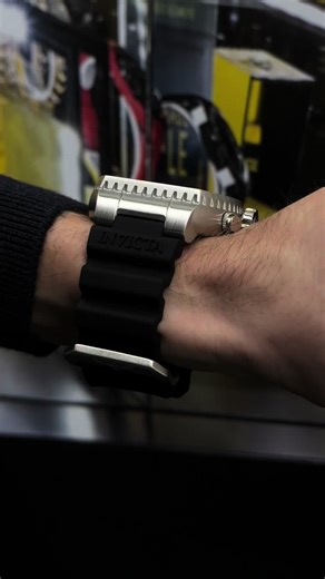 𝗟𝗼𝗼𝗸𝗶𝗻𝗴 𝗳𝗼𝗿 𝗮 𝘀𝘁𝗮𝗻𝗱𝗼𝘂𝘁 𝗱𝗶𝘃𝗲𝗿 𝘄𝗶𝘁𝗵 𝗮 𝗽𝗼𝗽 𝗼𝗳 𝗰𝗼𝗹𝗼𝗿? 💛 The Invicta Pro Diver 47287 brings bold energy with its 51mm stainless steel case and striking yellow dial. Powered by a reliable quartz movement, it’s a clean, confident statement built for those who like their style loud and unmistakable. Available in 5 vibrant colors, with this version in classic Silver/Yellow. Now part of our Holiday Sale, it’s the perfect time to grab your favorite shade — or pick on