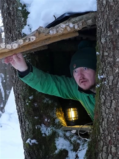 How I Built A Warm Shelter To Survive The Cold Snow ☃️ 🌨 #camping #outdoor #bushcraft #survival #winter