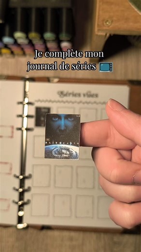 Angèle 🌙 | Journaling féerique 🧚‍♀️🌱✨ on Instagram: "J'ajoute une nouvelle série dans mon journal 📺 Aujourd'hui il s'agit d'Alien Earth 👽 J'avoue ne pas avoir accroché, je n'ai pas retrouvé l'ambiance que j'aimais dans les films Alien #bulletjournal #bujo #journaling #films #series"