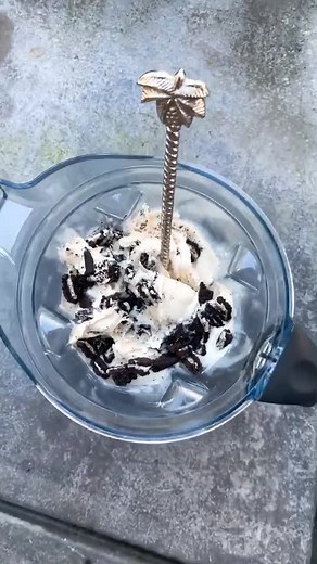 VEGAN COOKIES n CREME! this is what it looks like before we blended it! 😋 #gonnabefriends #vibewithme #smoothierecipes #smoothiebowl #foryoupage #fyp