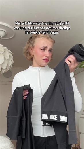 Hader når det beskidte sorte tøj, ikke består duft-testen og det rent faktisk skal til vask…
