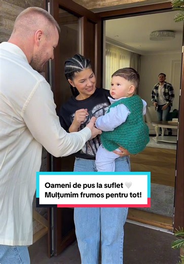 Am fost în vizită la @Geta Sterp și ne-am simțit din prima ca acasă, genul acela de acasă unde ușa e deschisă, masa e plină și omul e primit cu sufletul. Ne-au așteptat cu merinde adevărate — pastramă, virșli, salam și brânză — și, bineînțeles, nu a existat nicio variantă în care să plecăm cu mâna goală din Hațeg. La oamenii gospodari, lucrurile astea nu se negociază și nu putem spune altceva, decât că vă muțumim din suflet pentru tot! Ce ne-a impresionat cel mai tare a fost să o ascultăm pe Get