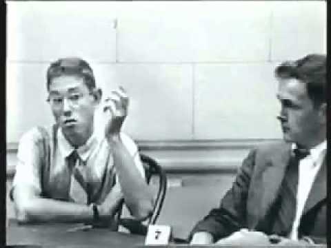 Psicología social. Experimento sobre la conformidad de Solomon Asch - Documental (Español)