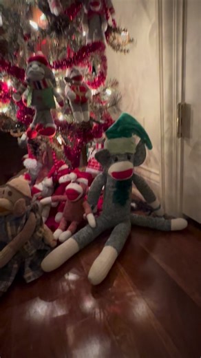 🕰️As the clock ticks towards the New Year, Luno, our oldest sock monkey, may not be staying up until midnight, but he’s happily reflecting on the wonderful moments at the Sock Monkey Museum this past year.From fabulous sock monkey lovers and birthday parties to new friends and generous donations, gratitude fills our hearts💕Thank you to everyone who supports us and follows our journey on social media. Wishing you all a joyful New Year filled with smiles every day😃🎉💫🧦🐵❣️👍 #sockmonkeymuseum