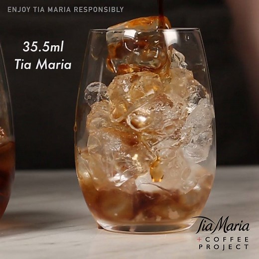 This coffee tonic cocktail by Tia Maria is bound to become your new summer favourite! 🍸🍹🌞 | Easy Food Magazine