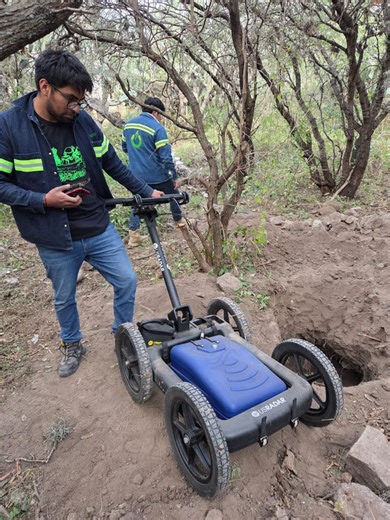 Today the Aliencarvings Team uncovered what may be one of the most significant buried objects ever found in Tula, Hidalgo… and the moment the soil broke open, everything changed. What began as a routine dig turned into a full-scale anomaly investigation. As we carefully removed the layers of earth, a carved head with non-human proportions started to appear… followed by a long, tapered structure extending deep into the embankment. This object is massive, ancient, and unlike anything we’ve seen in