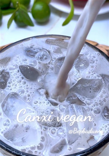 Canxi vegan. Dấu hiệu của thiếu canxi là tóc rụng nhiều . Móng thì dễ gãy. Mất ngủ. Cơ thể mệt mỏi. Đau nhứt xuong khớp #bepbaduong #learnontiktok #canxi #canxivegan #canxiveganthuanchay