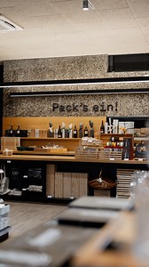 Geschenke einpacken ist nicht so deine Stärke? Kein Problem! Komm am 22.11. von 14–20 Uhr zum X-MAS Shopping in die Vinofaktur und hol dir dein fix und fertig eingepacktes Geschenk!  | Vinofaktur im Genussregal | Facebook