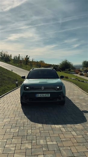 Renault R4 a fost masina folosita in a doua zi #ETechExperience. Asteptam nerabdator sa o testez inca de cand am vazut-o live la Salonul Auto din Paris. Arata funky, retro, dar este o masina moderna perfect adaptata nevoilor curente. Am testat versiunea Iconic, cu bateria de 52 kWh si motorul electric de 150 hp. Se simte usoara, agila, iar interiorul are muuuuulta personalitate. Plus ca poate fi personalizat dupa plac. Da, suportul de 🥖 de pe R5 poate fi adaugat optional si aici! Pretul noului 