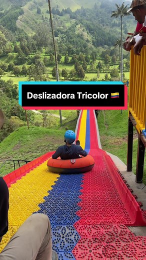 La unica deslizadora tricolor de Colombia está en el Quindío 😍🇨🇴 Una experiancia que no te puedes perder cuando visites el Valle de Cocora 🌴 #deslizadoratricolor #colombia #extremo