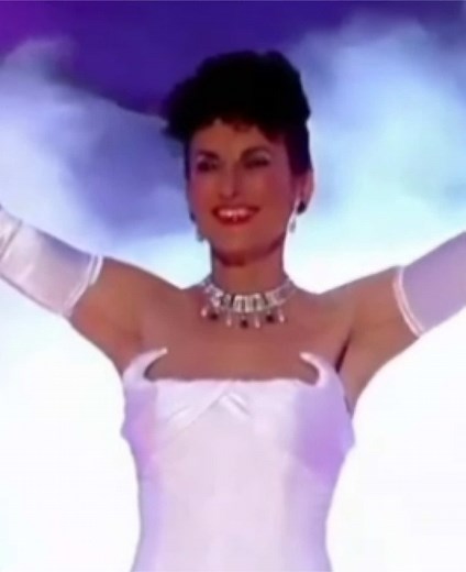 ✨ Tonight, singing live, Lesley Joseph is… ETHEL MERMAN! #starsintheireyes #lesleyjoseph #davinamccall #ethelmerman #camp #campy #kitsch #kitschy #noughties #2000s #throwback #nostalgia