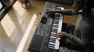 YAMAHA PSR-E483 Keyboard – Modernes Tragbares Keyboard mit 61 anschlagdynamischen Tasten, 860 Voices, 15 Super Articulation Lite Voices, 345 Styles, leistungsstarken Lautsprechern und USB-C – Schwarz