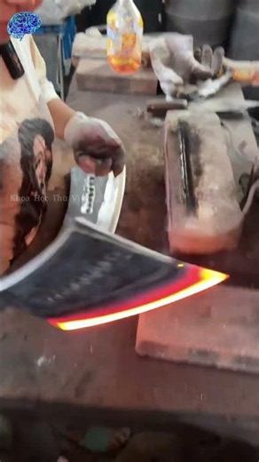 Tại sao thợ rèn lại nhúng lưỡi dao nóng rực vào nước lạnh?