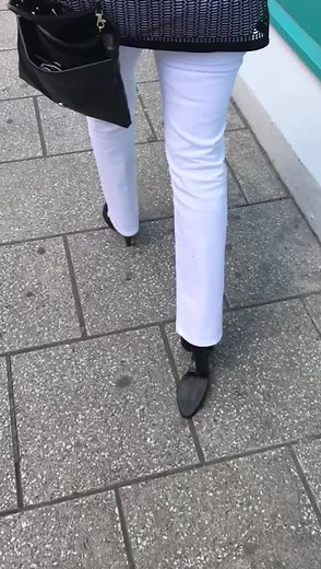 Hilarious Heel Malfunction: Shoe Sole Completely Comes Off