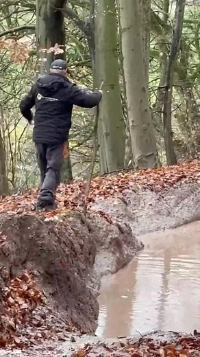 Outback 4X4 Adventure! Bij Outback Explorers gaan we altijd de diepte in — zelfs als we niet in gesprek zijn. Vorige week vrijdag en zaterdag hadden we weer een geweldige 4×4 adventure: door modderige paden, diepe sporen en bosrijke trails rijden met stoere terreinwagens. Een avontuur dat niet alleen om kracht draait, maar ook om aandacht en voorzichtigheid. #outbackexplorers #outback #explorers #outdoor #activiteiten #4x4 #offroad #outbackadventure | Outback Explorers