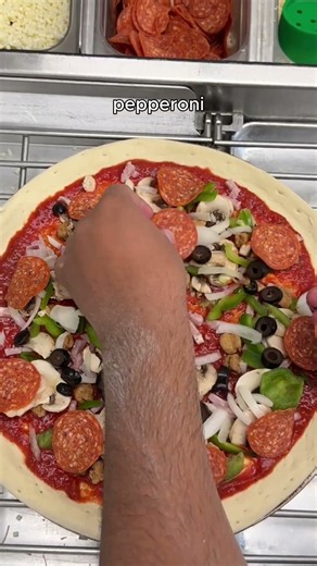 MAKING THE MOST POPULAR PIZZA AT PAPA JOHNS🍕